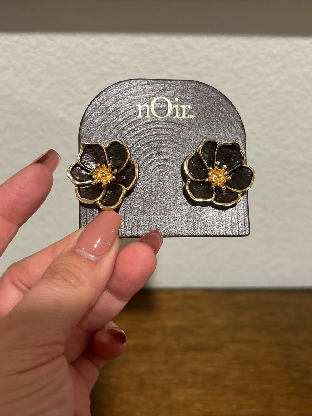 nOir Jewelry Dark Brown and Gold Tone Floral Stud Earrings - Picture 3 of 4